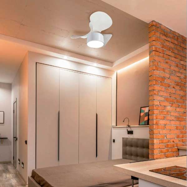 jueric_fly_10436fan_blanco_white_contexto.jpg